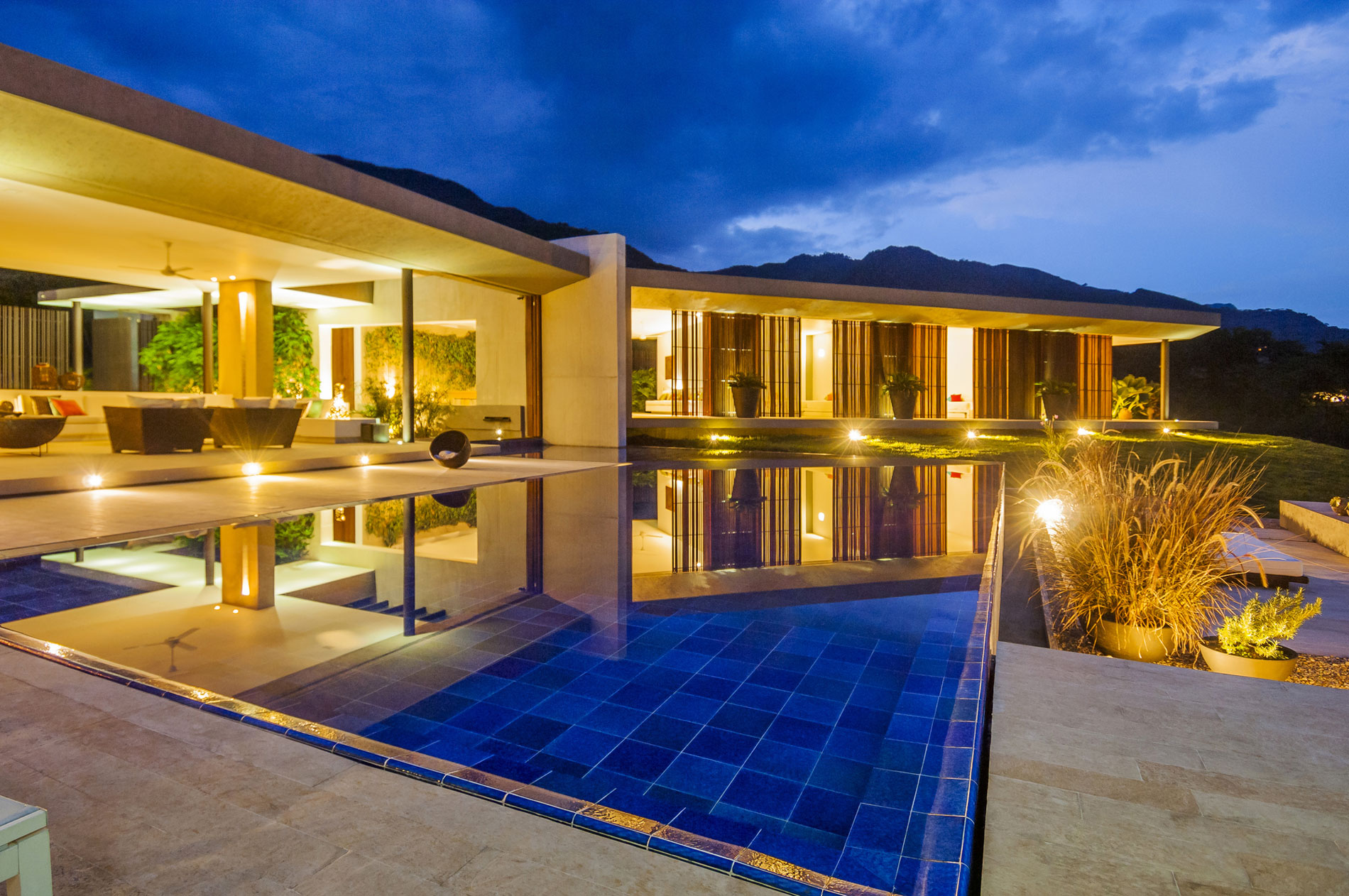 An Outstanding and Elegant Contemporary Country House in Villeta, Colombia by Arquitectura en Estudio (12)