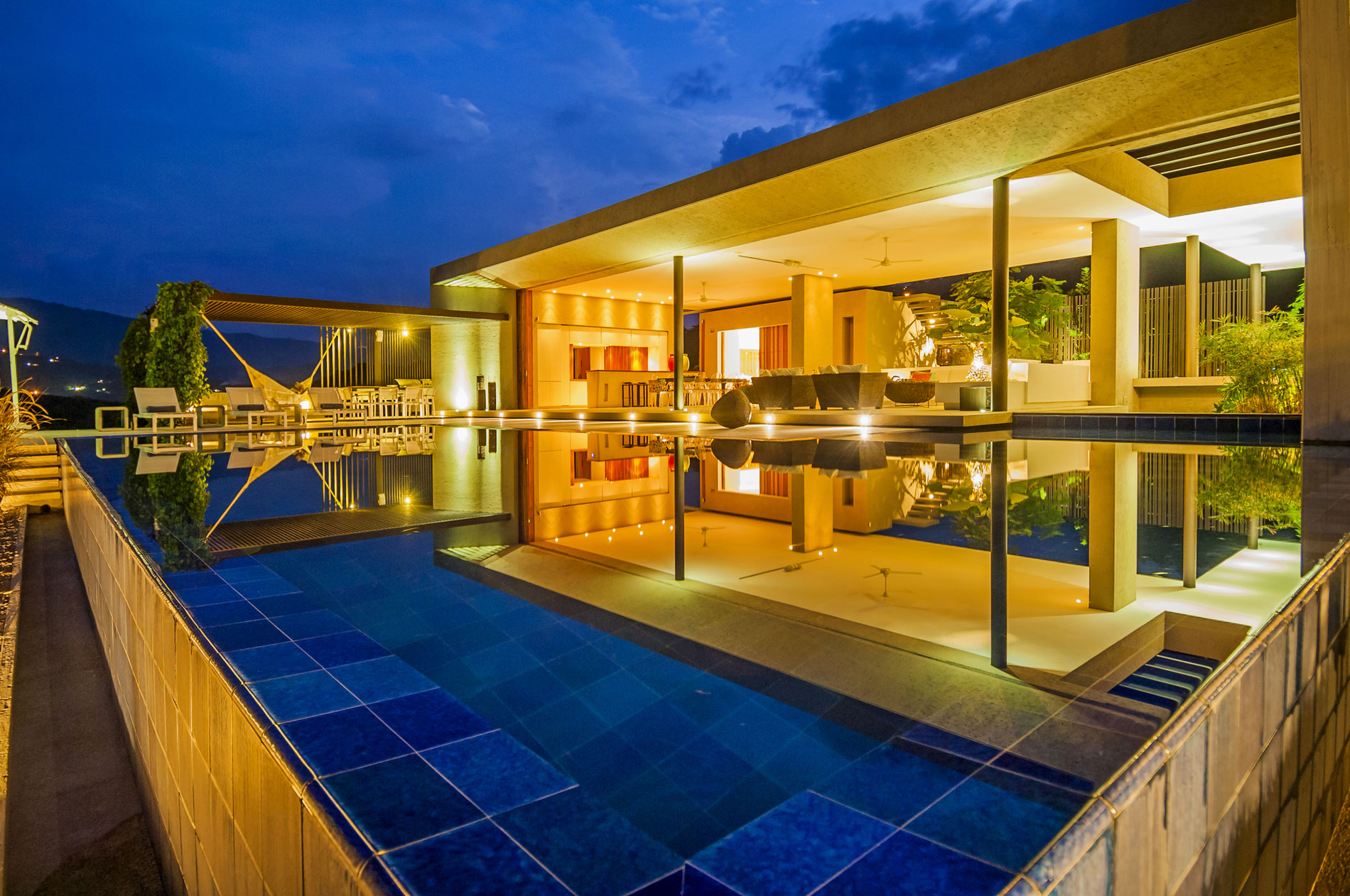 An Outstanding and Elegant Contemporary Country House in Villeta, Colombia by Arquitectura en Estudio (13)