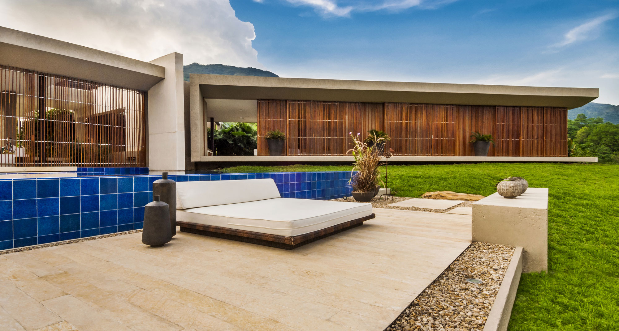 An Outstanding and Elegant Contemporary Country House in Villeta, Colombia by Arquitectura en Estudio (2)