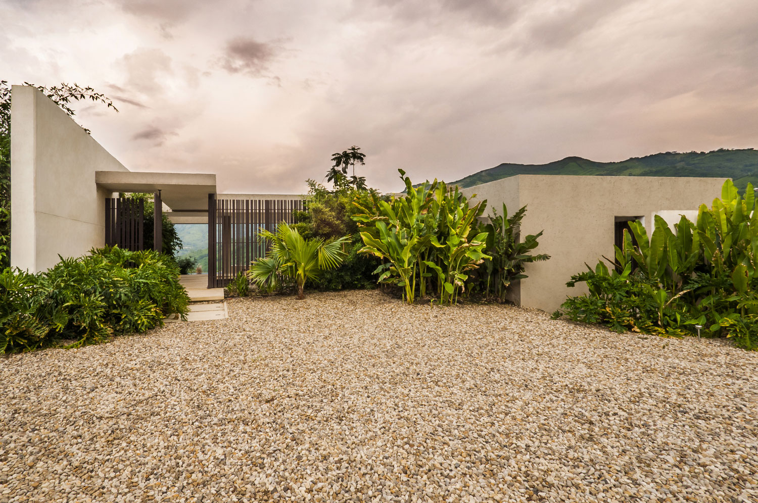 An Outstanding and Elegant Contemporary Country House in Villeta, Colombia by Arquitectura en Estudio (4)