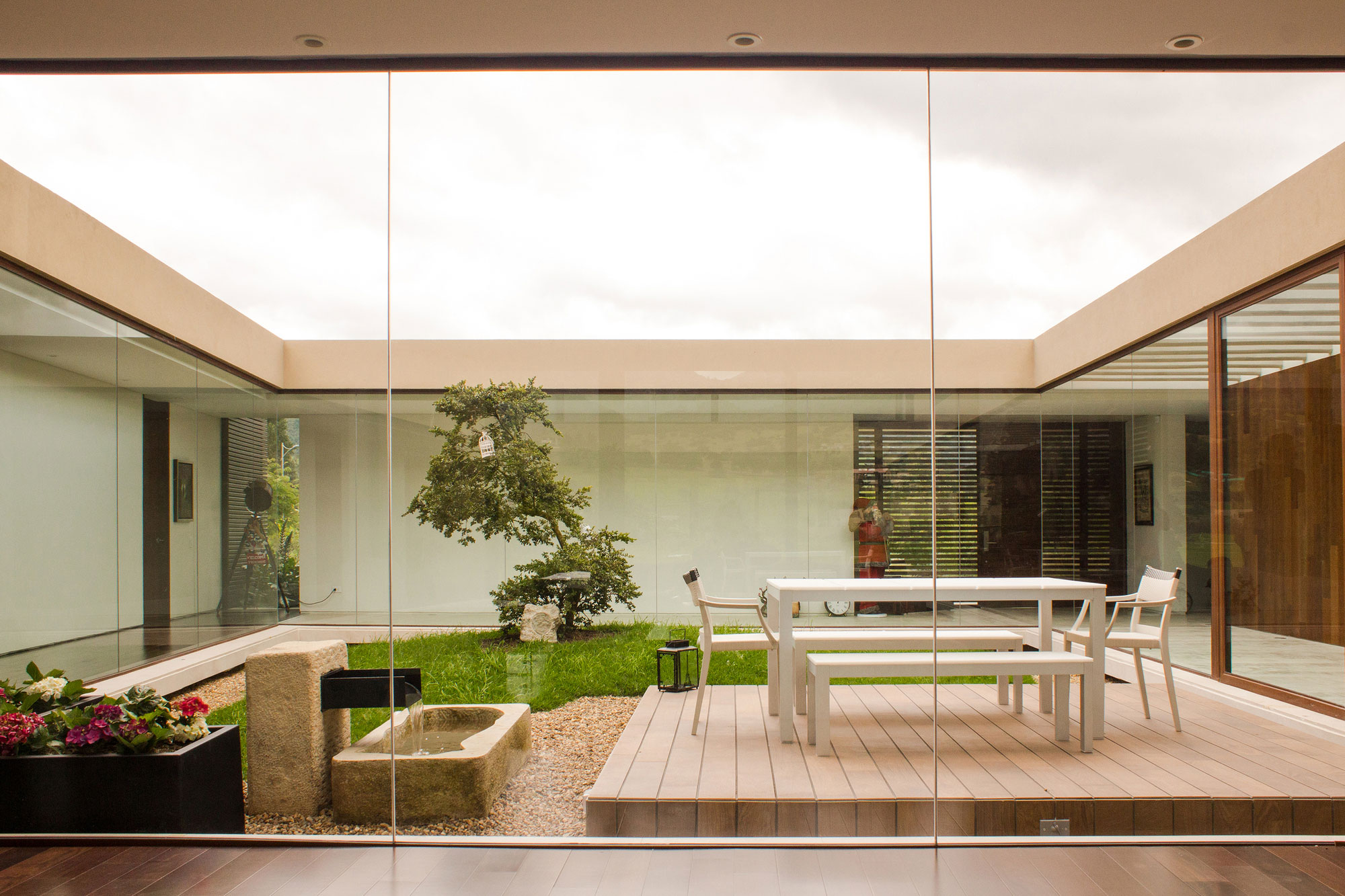 A Beautiful Contemporary Home Surrounded by Mountain Views in La Calera by Arquitectura en Estudio (6)