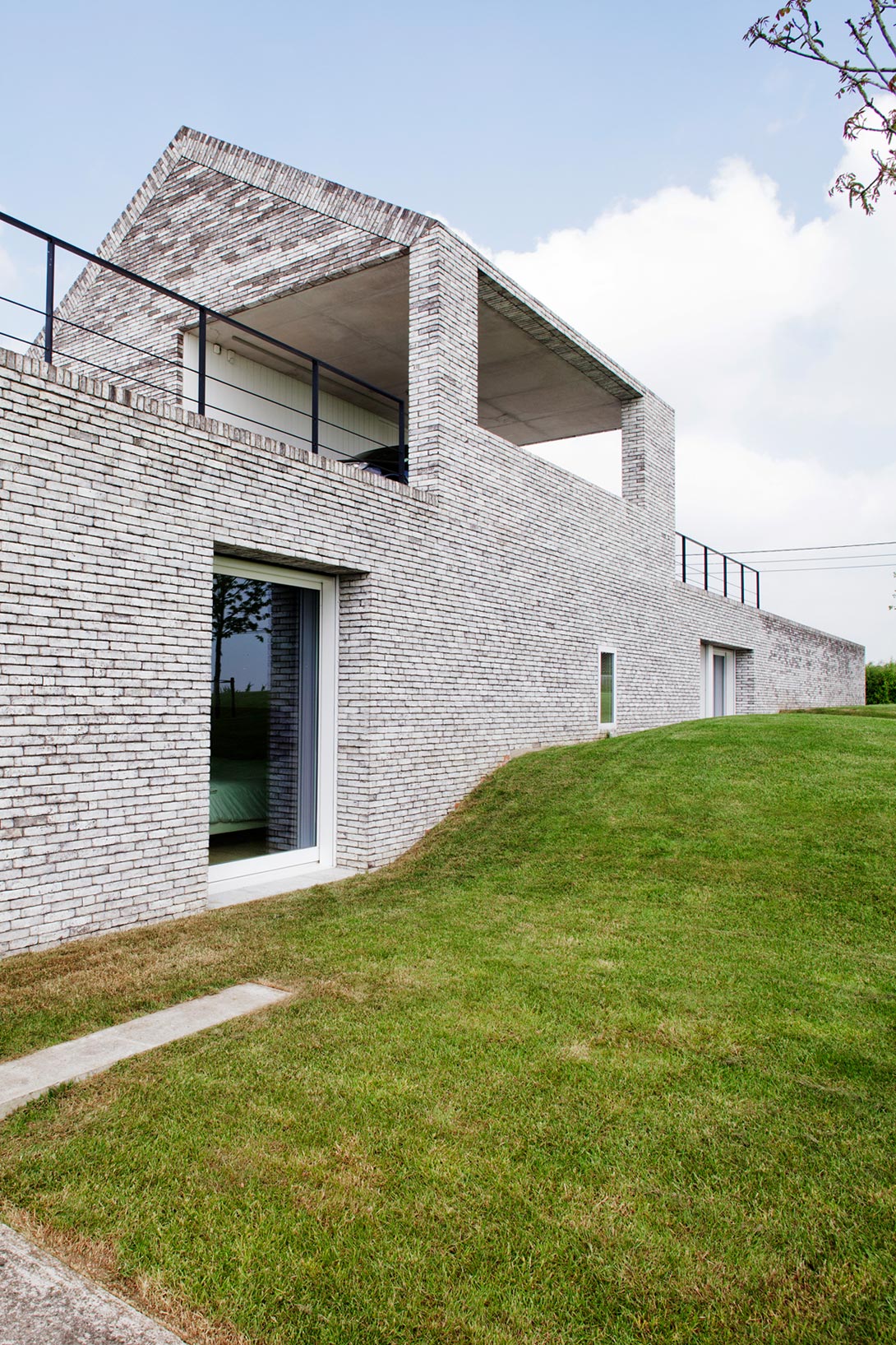 A Beautiful Contemporary Home Surrounded by Vast, Green Fields in Belgium by Stéphane Beel Architect (10)
