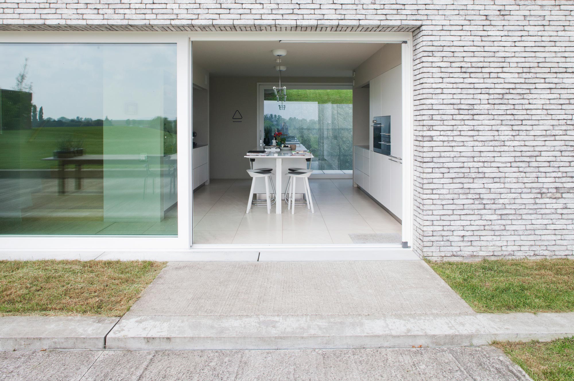 A Beautiful Contemporary Home Surrounded by Vast, Green Fields in Belgium by Stéphane Beel Architect (12)