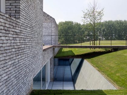 A Beautiful Contemporary Home Surrounded by Vast, Green Fields in Belgium by Stéphane Beel Architect (5)