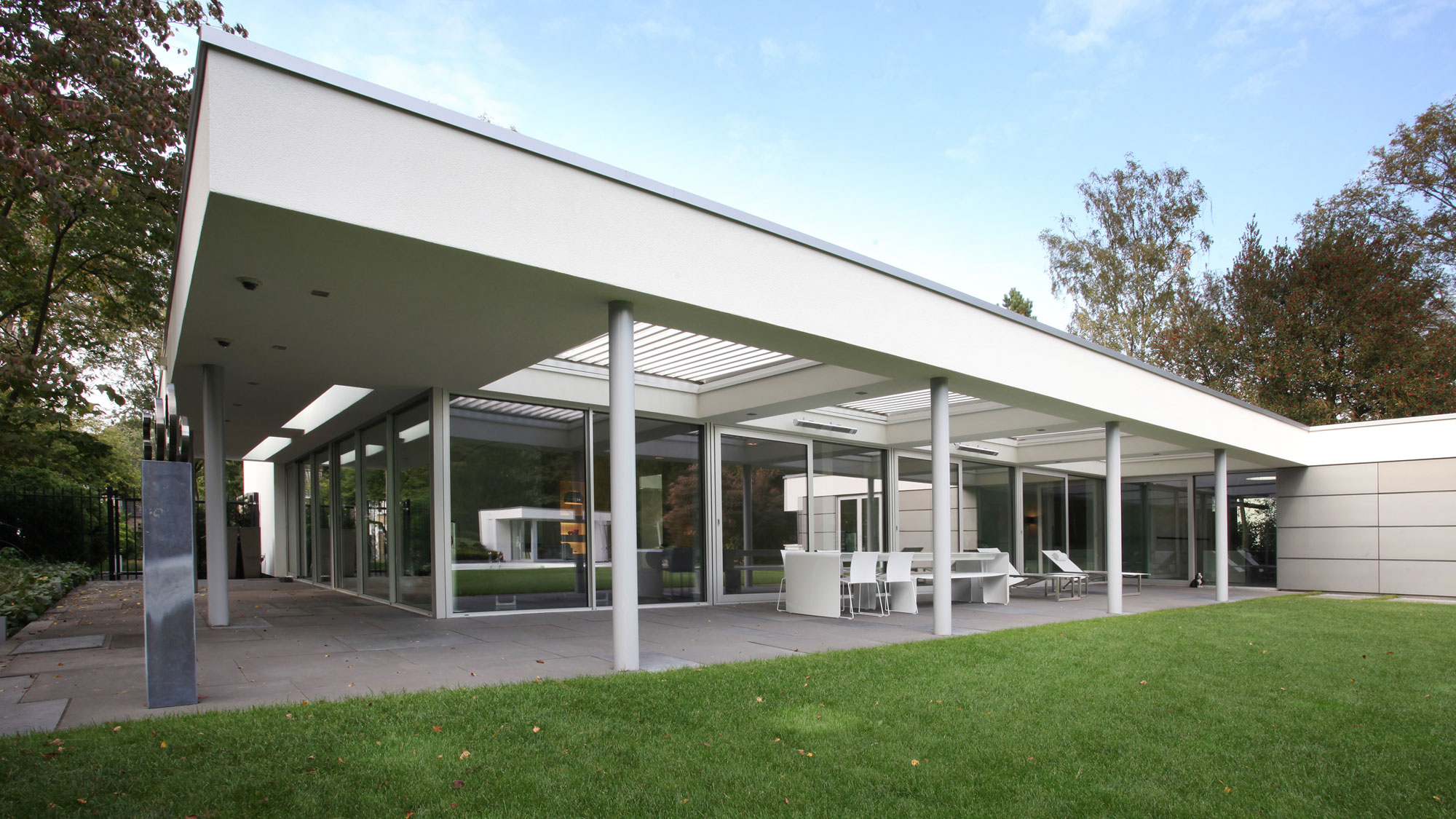 A Beautiful Contemporary Home with Strong Lines and Special Materials in Bilthoven, The Netherlands by Lab32 architecten (2)