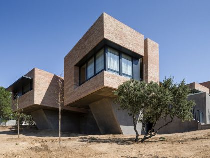 A Beautiful Modern Brick House with Stunning Skylight and Vegetation in Las Rozas by Mariano Molina Iniesta (1)