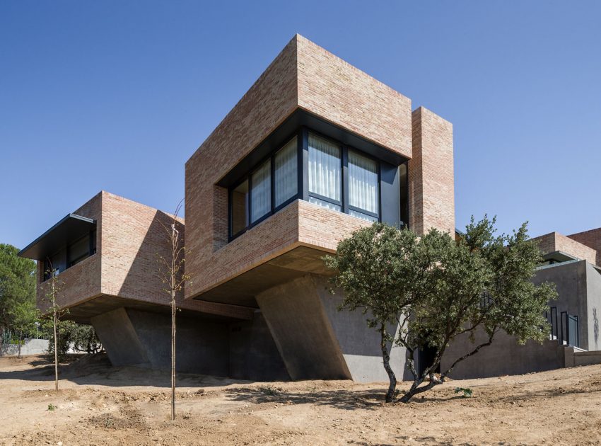 A Beautiful Modern Brick House with Stunning Skylight and Vegetation in Las Rozas by Mariano Molina Iniesta (1)