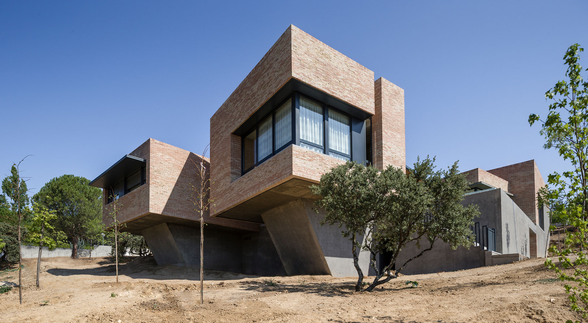 A Beautiful Modern Brick House with Stunning Skylight and Vegetation in Las Rozas by Mariano Molina Iniesta (1)
