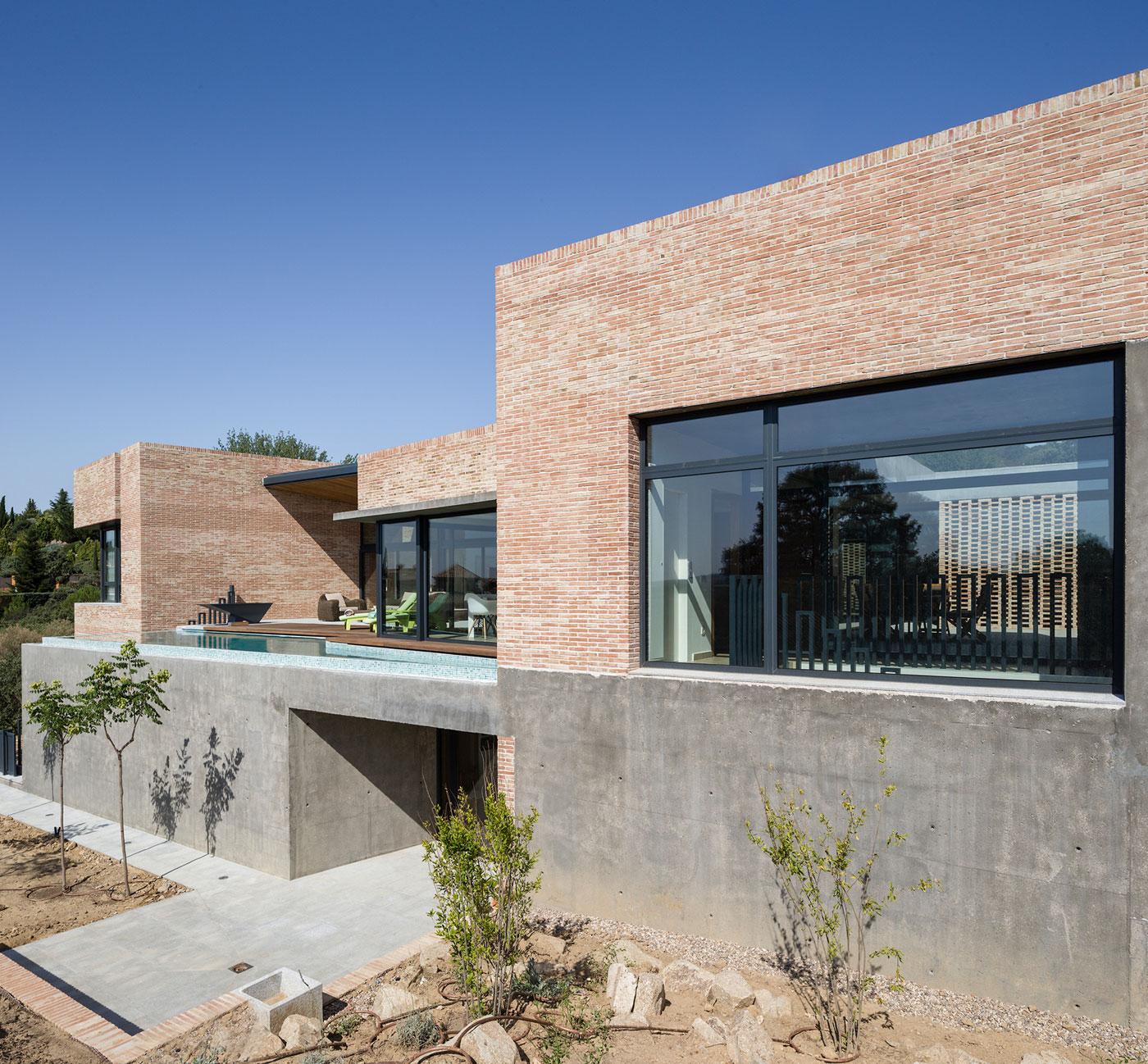 A Beautiful Modern Brick House with Stunning Skylight and Vegetation in Las Rozas by Mariano Molina Iniesta (10)