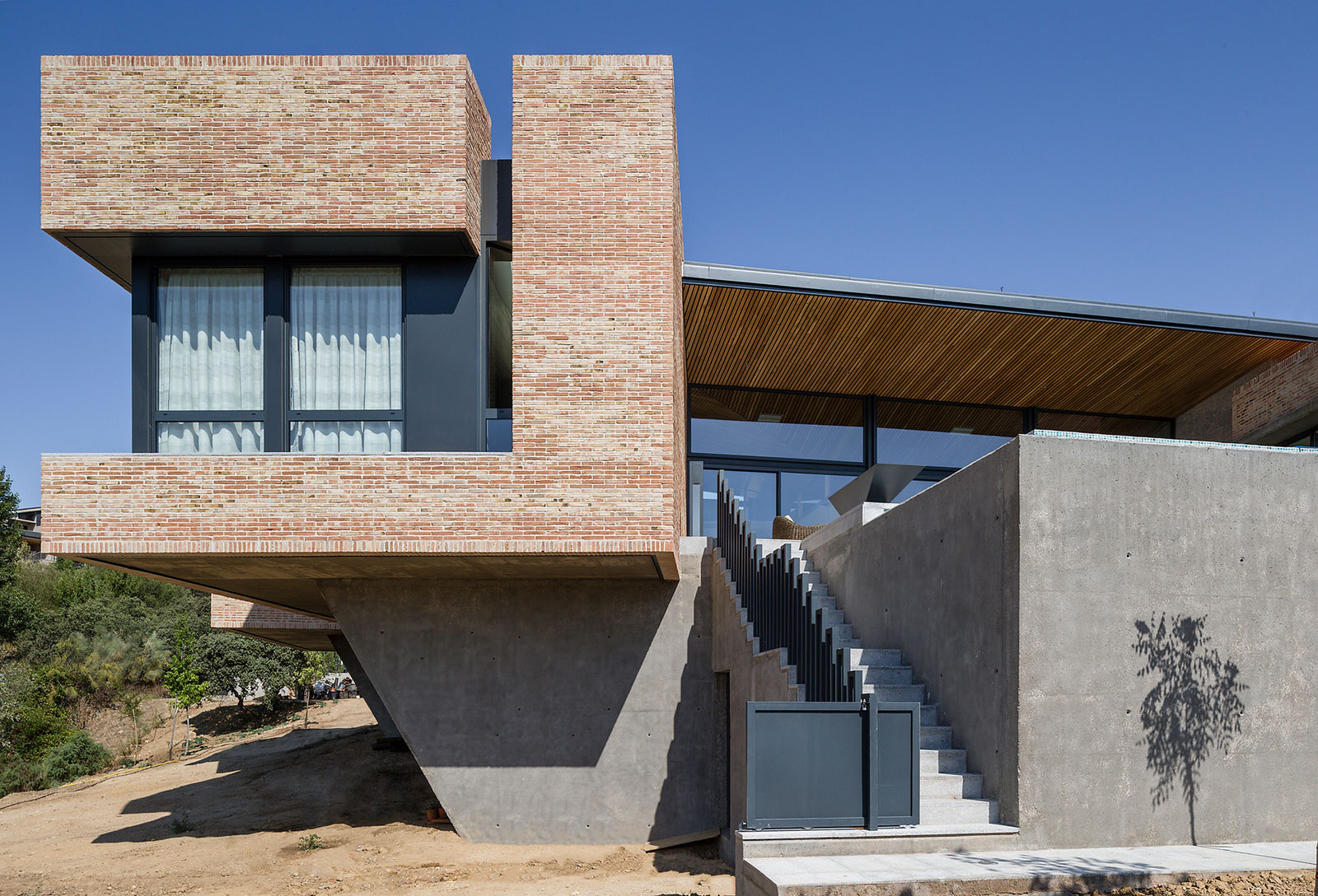 A Beautiful Modern Brick House with Stunning Skylight and Vegetation in Las Rozas by Mariano Molina Iniesta (2)