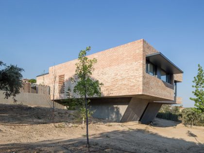 A Beautiful Modern Brick House with Stunning Skylight and Vegetation in Las Rozas by Mariano Molina Iniesta (3)