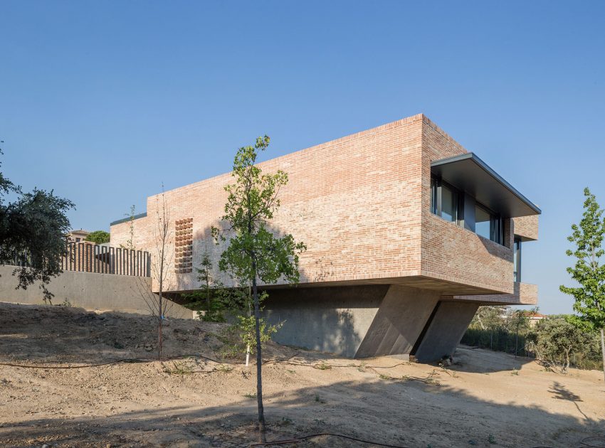 A Beautiful Modern Brick House with Stunning Skylight and Vegetation in Las Rozas by Mariano Molina Iniesta (3)