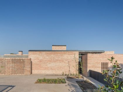 A Beautiful Modern Brick House with Stunning Skylight and Vegetation in Las Rozas by Mariano Molina Iniesta (4)