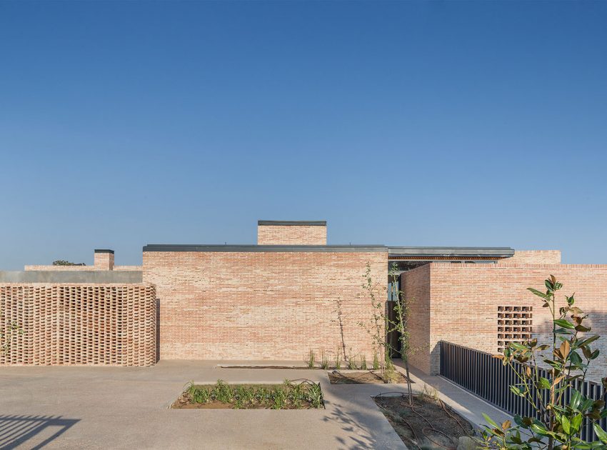 A Beautiful Modern Brick House with Stunning Skylight and Vegetation in Las Rozas by Mariano Molina Iniesta (4)