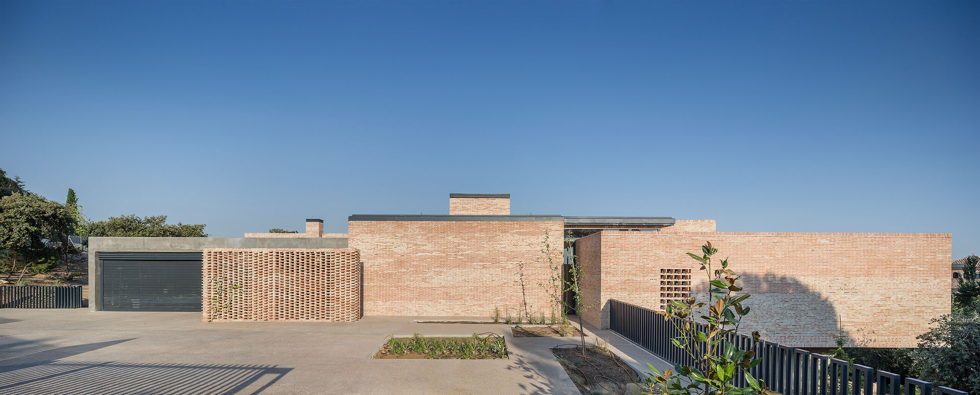 A Beautiful Modern Brick House with Stunning Skylight and Vegetation in Las Rozas by Mariano Molina Iniesta (4)