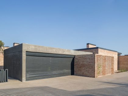 A Beautiful Modern Brick House with Stunning Skylight and Vegetation in Las Rozas by Mariano Molina Iniesta (5)
