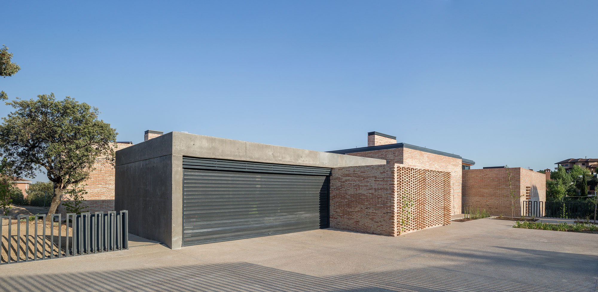 A Beautiful Modern Brick House with Stunning Skylight and Vegetation in Las Rozas by Mariano Molina Iniesta (5)