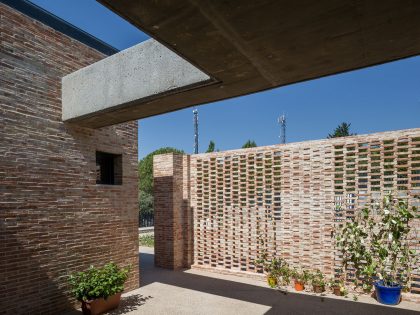 A Beautiful Modern Brick House with Stunning Skylight and Vegetation in Las Rozas by Mariano Molina Iniesta (6)