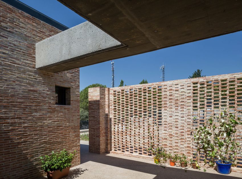 A Beautiful Modern Brick House with Stunning Skylight and Vegetation in Las Rozas by Mariano Molina Iniesta (6)