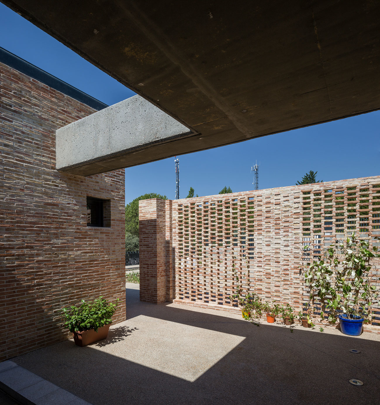 A Beautiful Modern Brick House with Stunning Skylight and Vegetation in Las Rozas by Mariano Molina Iniesta (6)