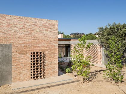 A Beautiful Modern Brick House with Stunning Skylight and Vegetation in Las Rozas by Mariano Molina Iniesta (7)