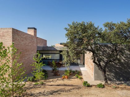 A Beautiful Modern Brick House with Stunning Skylight and Vegetation in Las Rozas by Mariano Molina Iniesta (8)