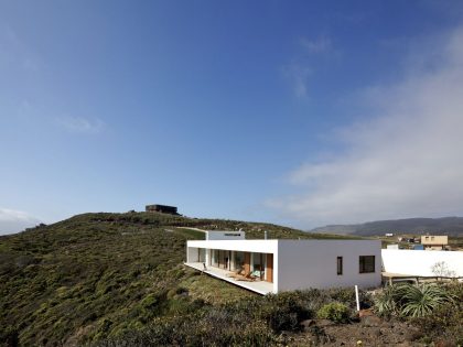A Beautiful Modern White House on the Cliff with Sea Views in Tunquen by Nicolás Lipthay Allen / L2C (1)