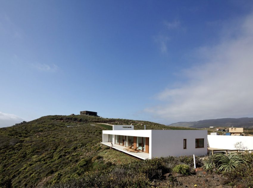 A Beautiful Modern White House on the Cliff with Sea Views in Tunquen by Nicolás Lipthay Allen / L2C (1)