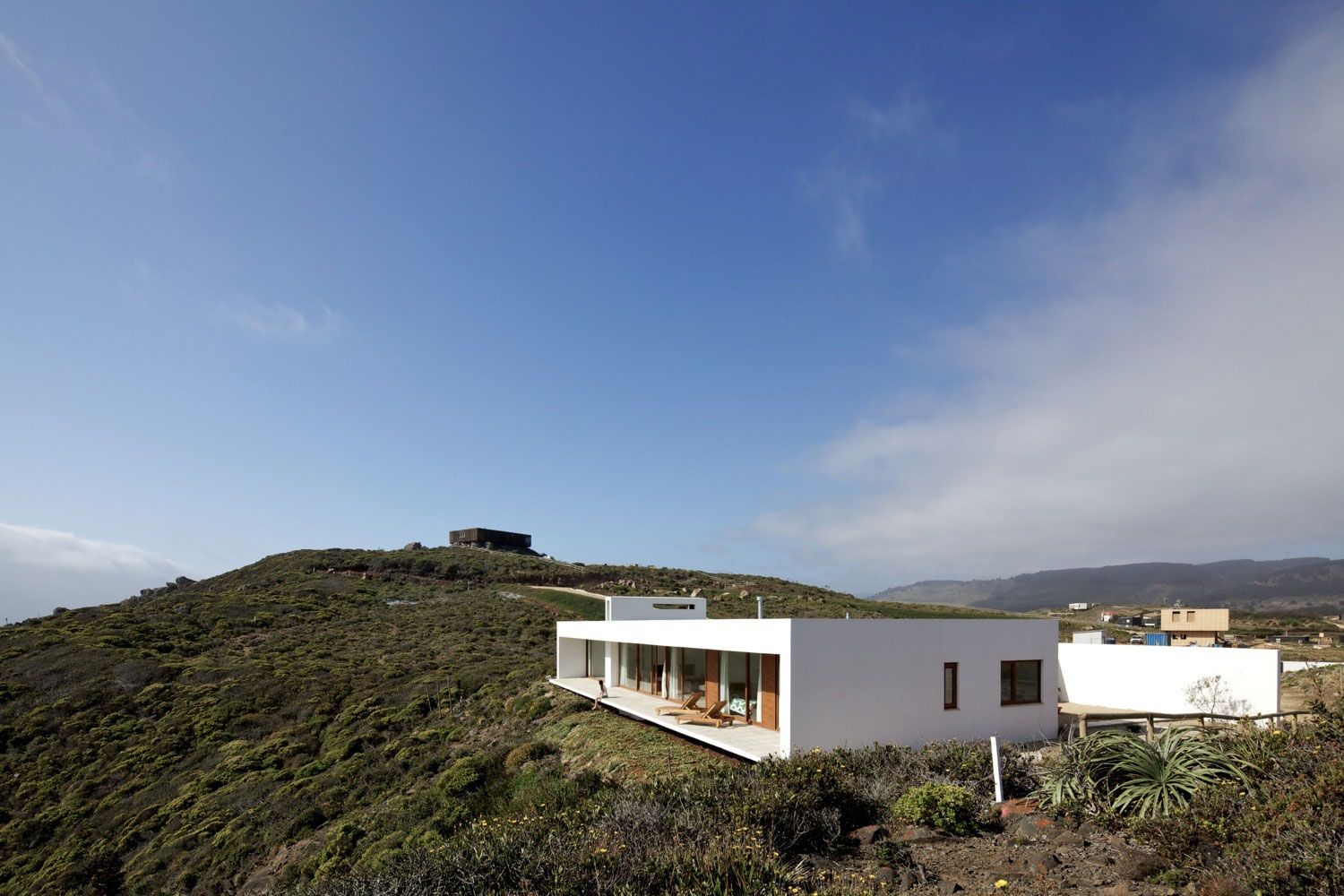A Beautiful Modern White House on the Cliff with Sea Views in Tunquen