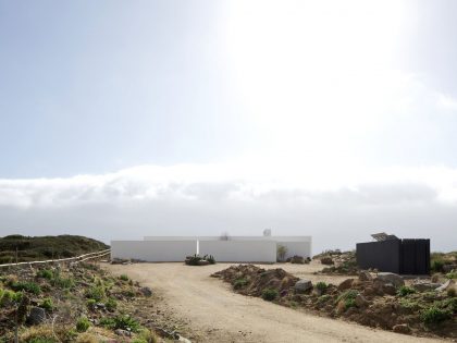 A Beautiful Modern White House on the Cliff with Sea Views in Tunquen by Nicolás Lipthay Allen / L2C (10)