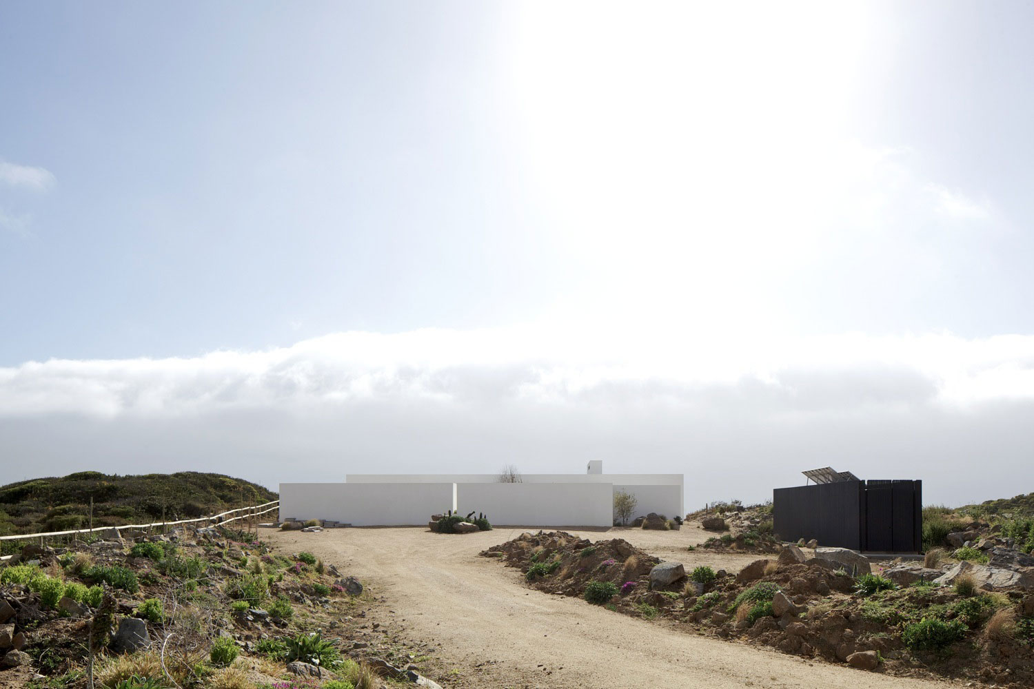 A Beautiful Modern White House on the Cliff with Sea Views in Tunquen by Nicolás Lipthay Allen / L2C (10)