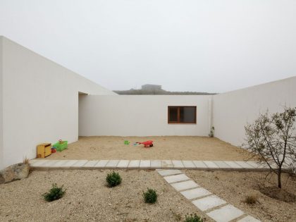 A Beautiful Modern White House on the Cliff with Sea Views in Tunquen by Nicolás Lipthay Allen / L2C (11)