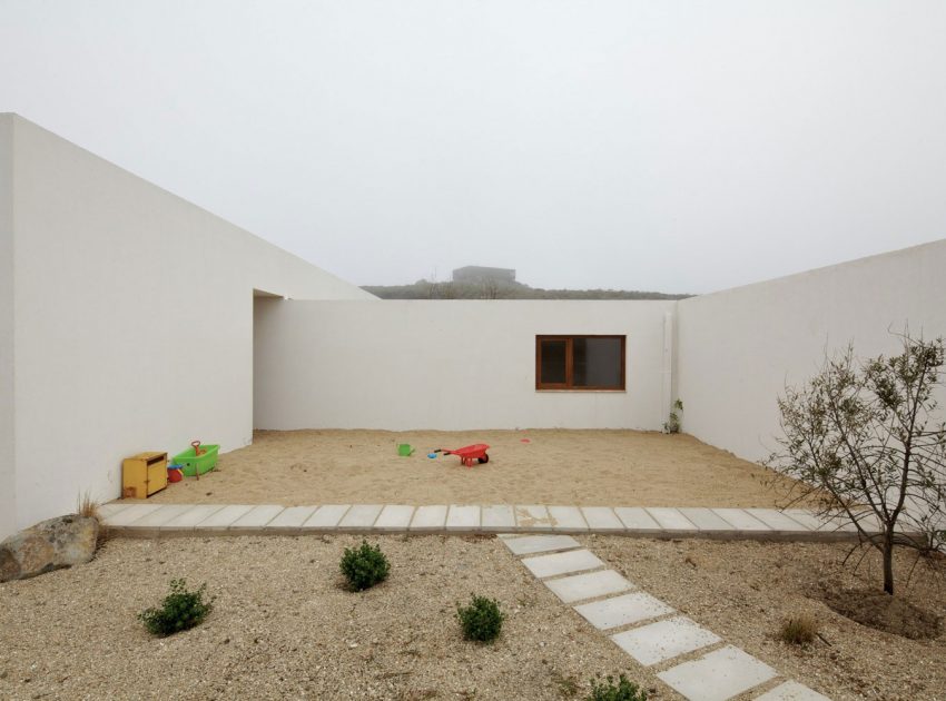 A Beautiful Modern White House on the Cliff with Sea Views in Tunquen by Nicolás Lipthay Allen / L2C (11)