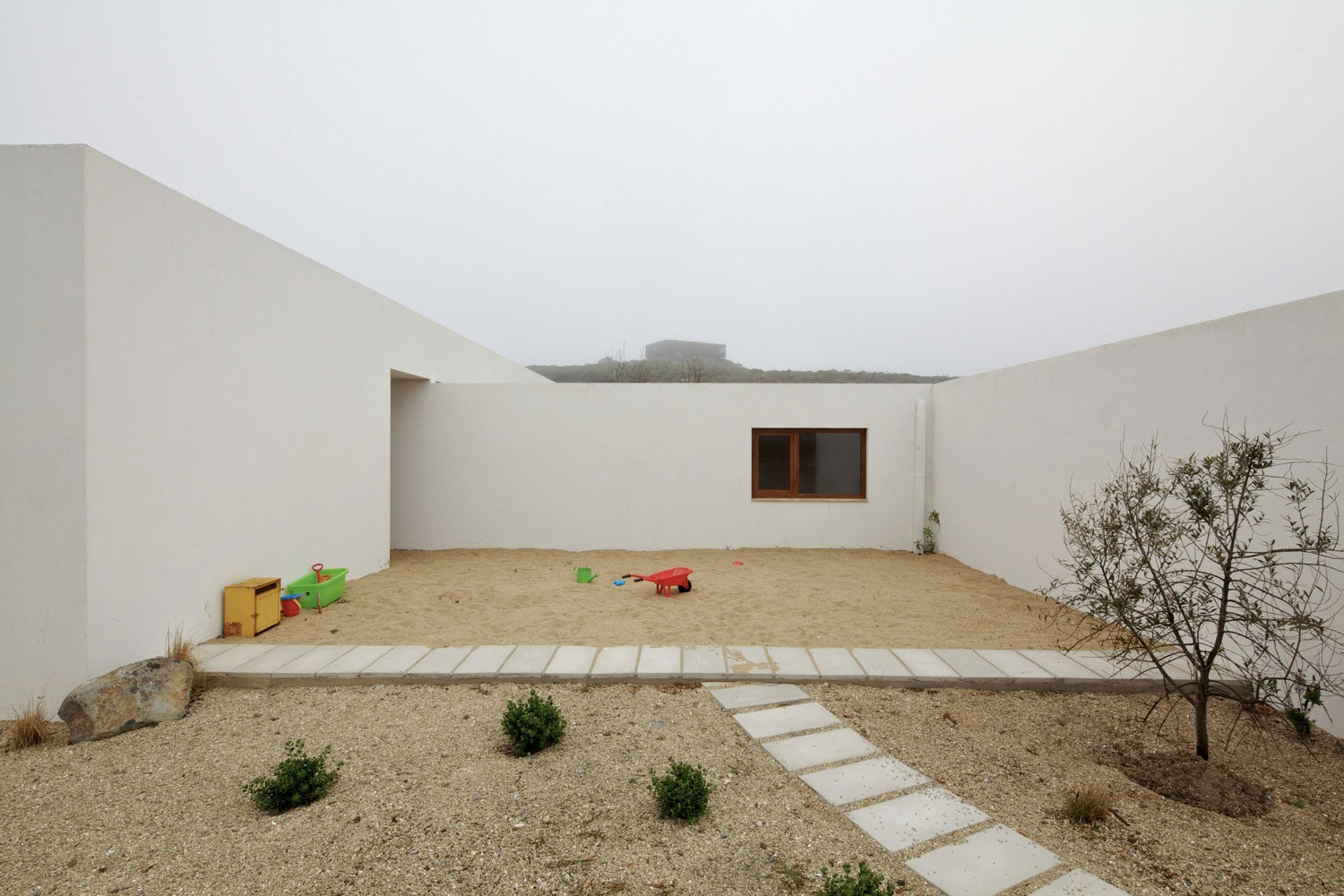 A Beautiful Modern White House on the Cliff with Sea Views in Tunquen by Nicolás Lipthay Allen / L2C (11)