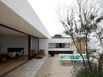 A Beautiful Modern White House on the Cliff with Sea Views in Tunquen by Nicolás Lipthay Allen / L2C (12)