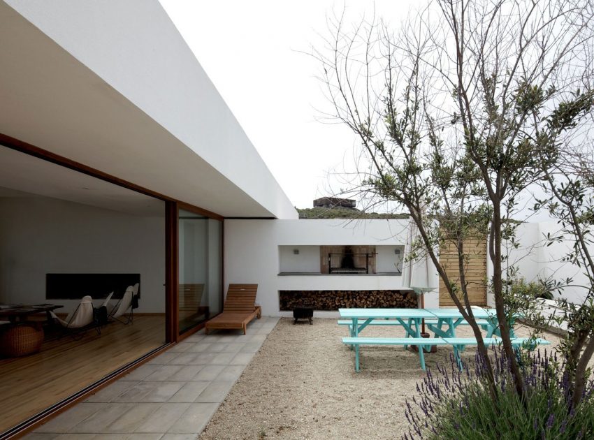 A Beautiful Modern White House on the Cliff with Sea Views in Tunquen by Nicolás Lipthay Allen / L2C (12)