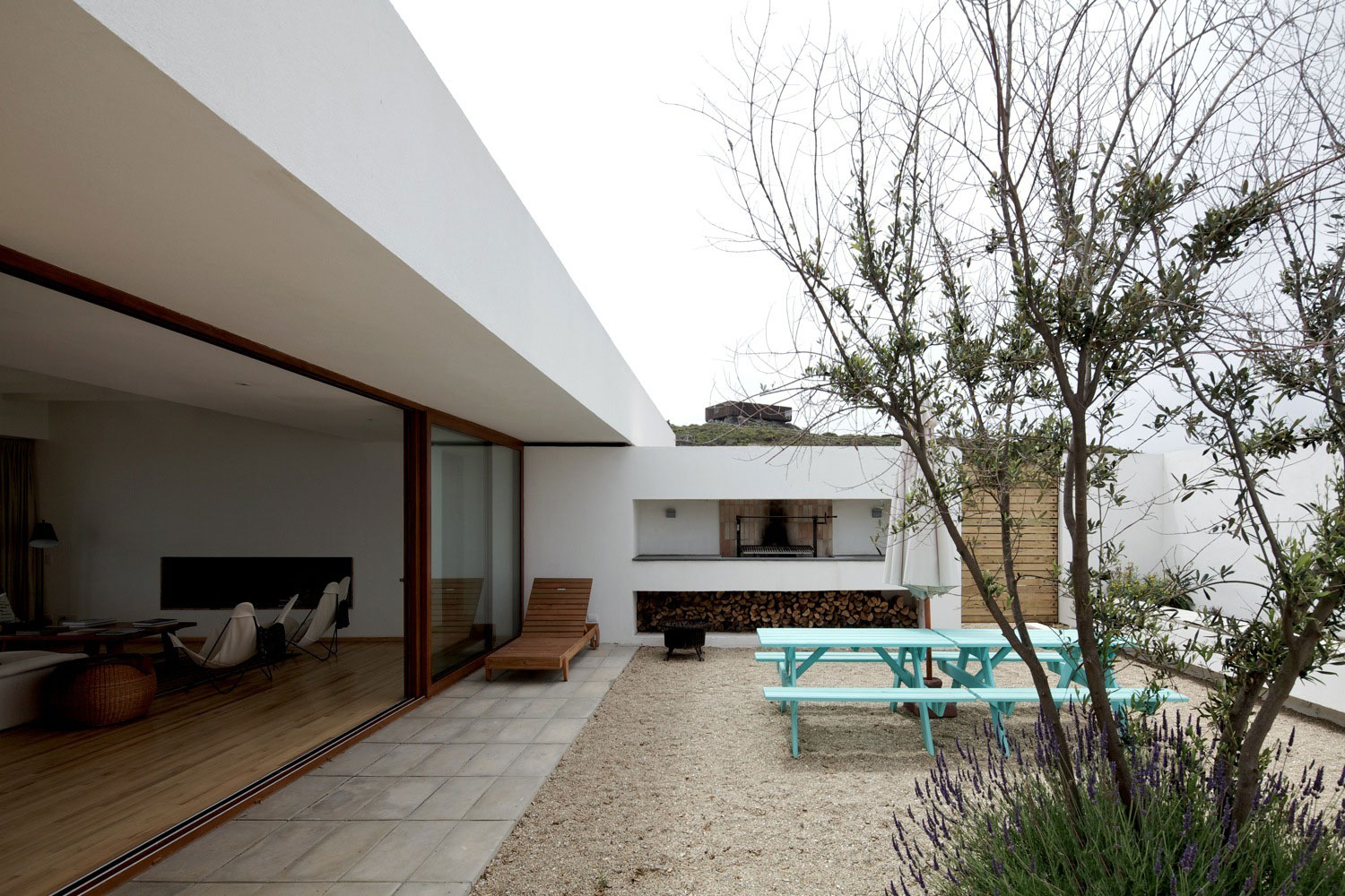 A Beautiful Modern White House on the Cliff with Sea Views in Tunquen by Nicolás Lipthay Allen / L2C (12)