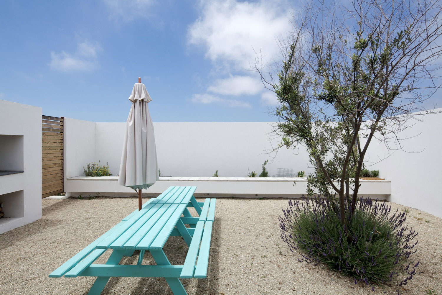 A Beautiful Modern White House on the Cliff with Sea Views in Tunquen by Nicolás Lipthay Allen / L2C (13)