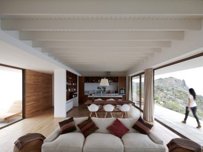 A Beautiful Modern White House on the Cliff with Sea Views in Tunquen by Nicolás Lipthay Allen / L2C (14)