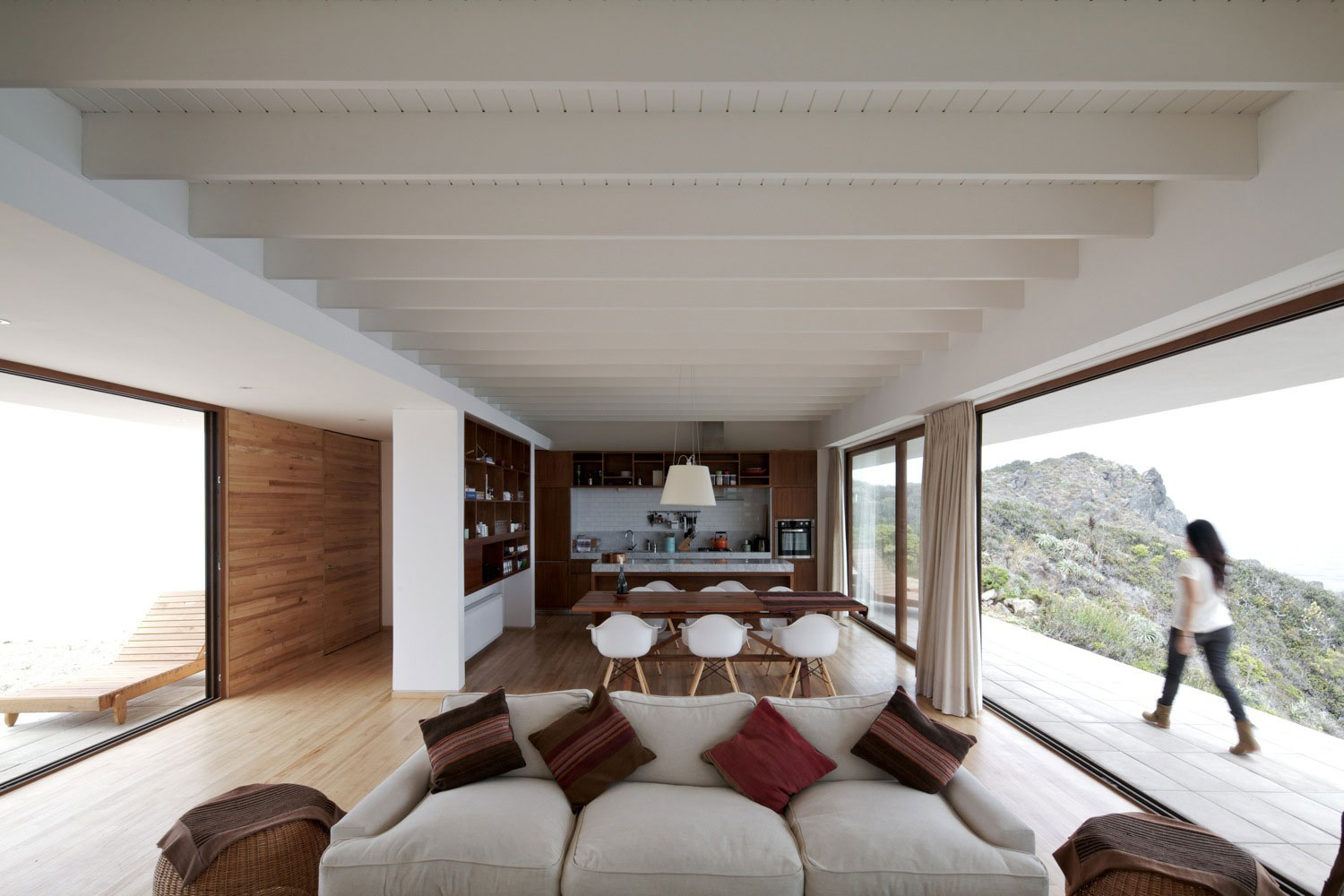 A Beautiful Modern White House on the Cliff with Sea Views in Tunquen by Nicolás Lipthay Allen / L2C (14)