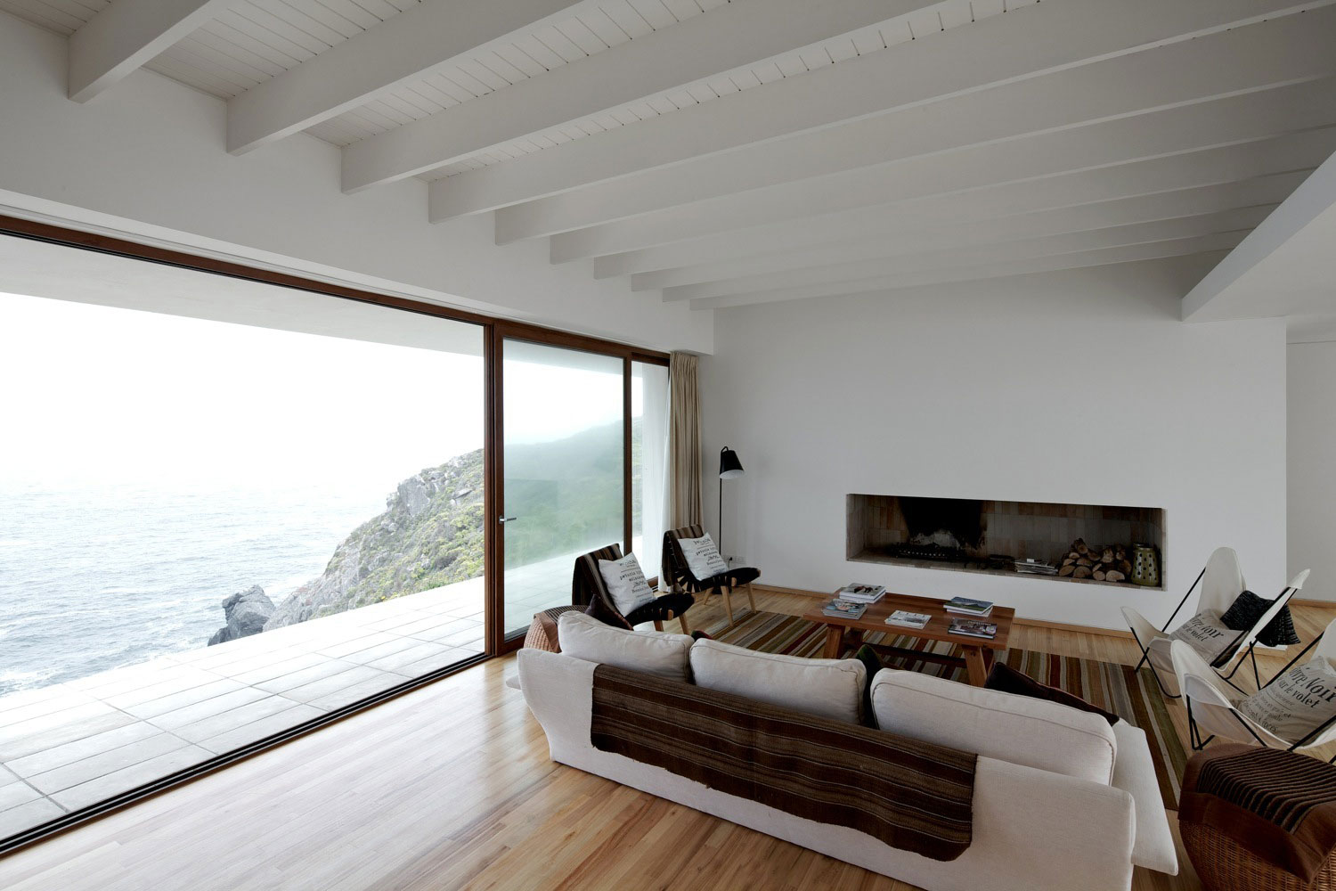 A Beautiful Modern White House on the Cliff with Sea Views in Tunquen by Nicolás Lipthay Allen / L2C (15)