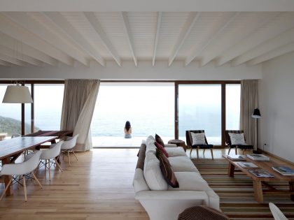 A Beautiful Modern White House on the Cliff with Sea Views in Tunquen by Nicolás Lipthay Allen / L2C (16)