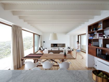 A Beautiful Modern White House on the Cliff with Sea Views in Tunquen by Nicolás Lipthay Allen / L2C (18)