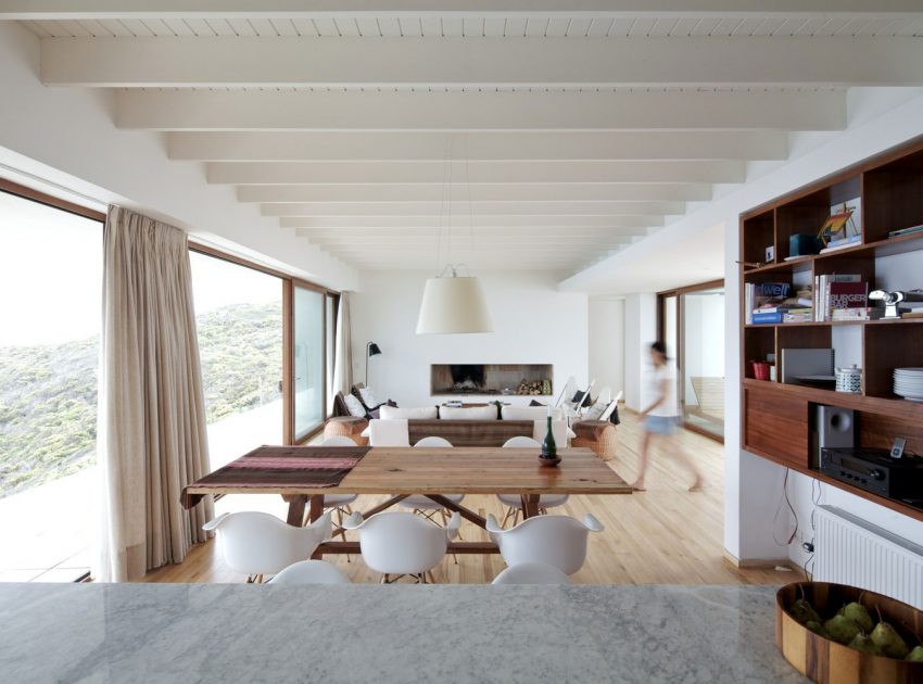 A Beautiful Modern White House on the Cliff with Sea Views in Tunquen by Nicolás Lipthay Allen / L2C (18)