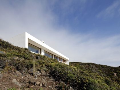 A Beautiful Modern White House on the Cliff with Sea Views in Tunquen by Nicolás Lipthay Allen / L2C (2)