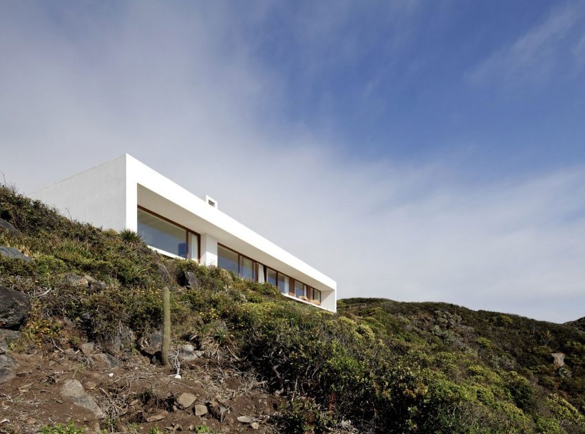 A Beautiful Modern White House on the Cliff with Sea Views in Tunquen by Nicolás Lipthay Allen / L2C (2)
