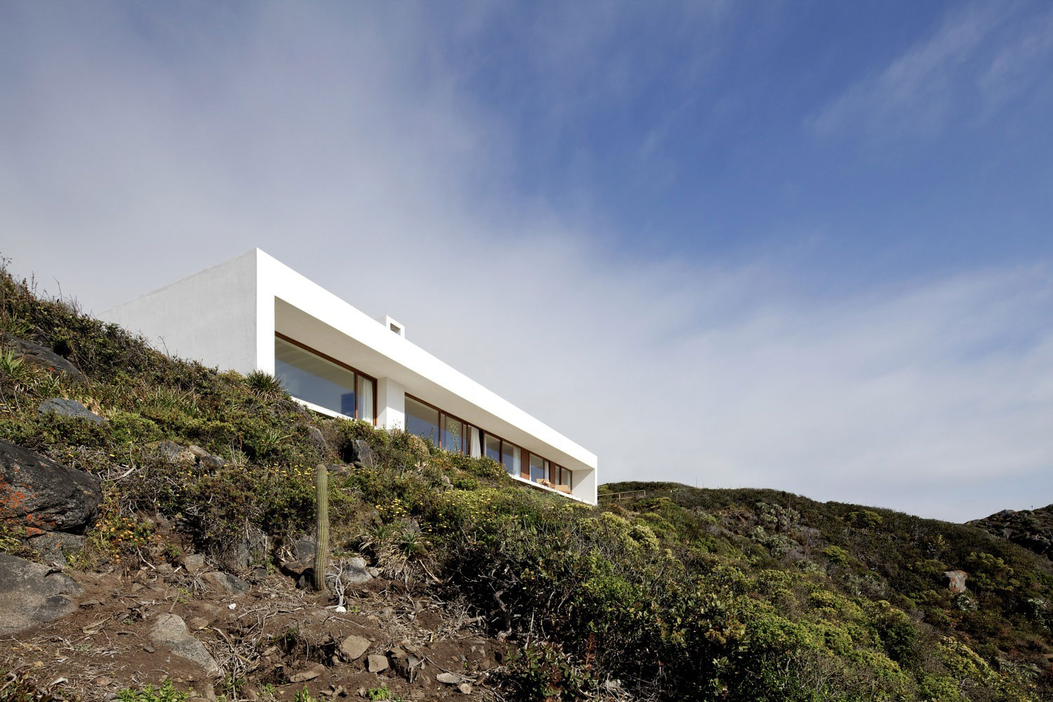 A Beautiful Modern White House on the Cliff with Sea Views in Tunquen by Nicolás Lipthay Allen / L2C (2)