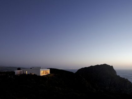 A Beautiful Modern White House on the Cliff with Sea Views in Tunquen by Nicolás Lipthay Allen / L2C (20)
