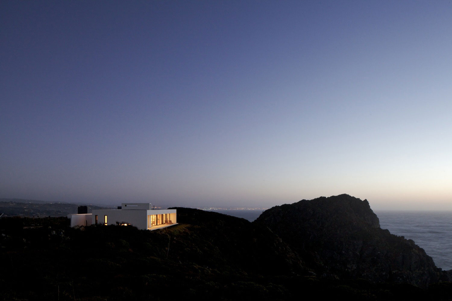 A Beautiful Modern White House on the Cliff with Sea Views in Tunquen by Nicolás Lipthay Allen / L2C (20)