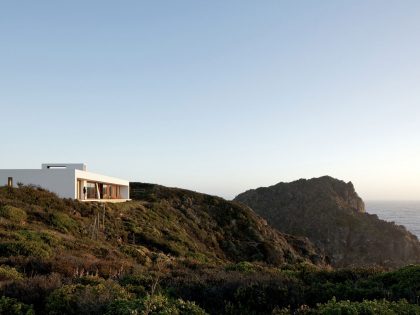 A Beautiful Modern White House on the Cliff with Sea Views in Tunquen by Nicolás Lipthay Allen / L2C (3)